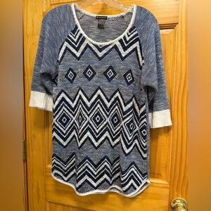 New Directions size L beautiful blue hues geometric shapes short sleeve sweater
